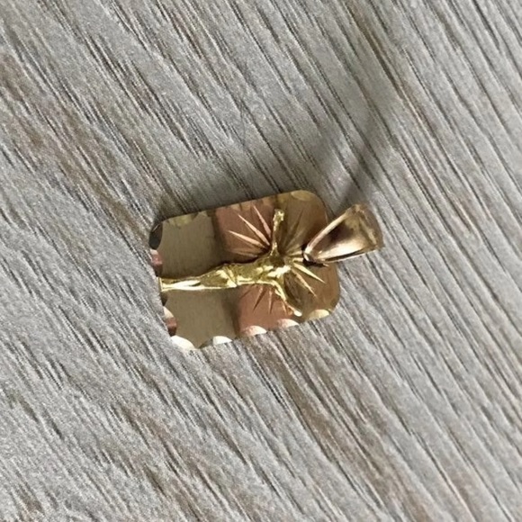 • 14k Vintage Jesus Pendant • - Picture 8 of 8